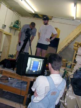 Der Regisseur überprüft die Einstellung Regisseur Matt überprüft Cole's Kamera-Setup