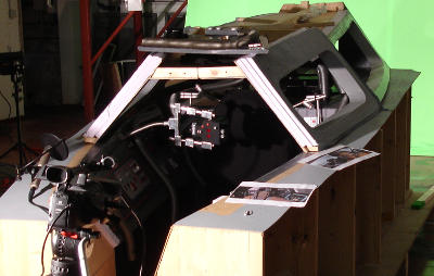 Das nach vorne offene Cockpit vor Greenscreen.