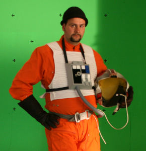 Dirk Schlegel in seiner X-Wing-Kombi vor der Greenscreen